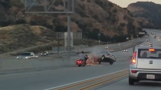 Furia en la autopista: Motociclista patea un auto y causa un desastre