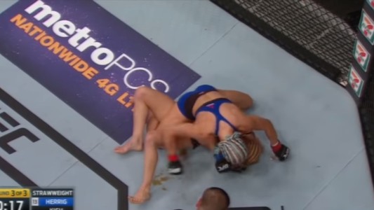 El  accidente escatológico de una luchadora de UFC en plena pelea