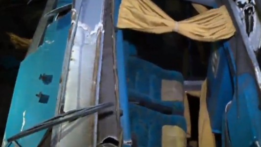 Las imágenes de la tragedia: así quedó el micro que se accidentó en Mendoza