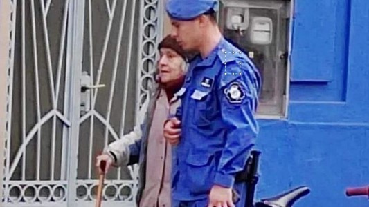 #EsViral El policía que ayudó a una señora mayor y se ganó todos los elogios