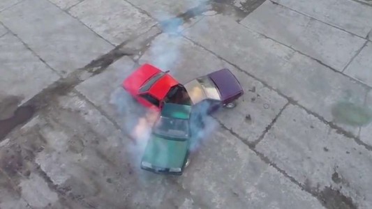 Video viral: cortaron tres autos y crearon un spinner gigante