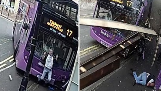 Video: lo atropelló un micro, salió caminando y entró a un bar