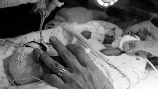 La bebé del milagro: pesó 700 gramos al nacer y fue dada de alta sin ninguna secuela