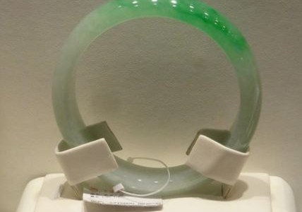 Video: Una mujer se desmaya tras romper una pulsera de 44.000 dólares