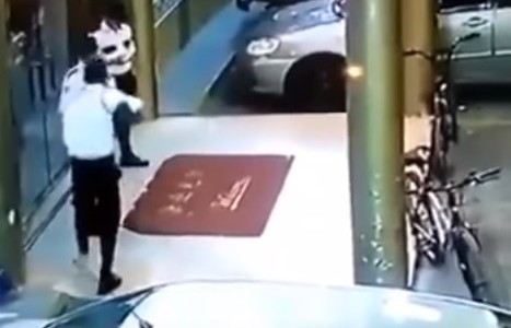 Video: un guardia apuntó en broma a su compañero, se le escapó un disparo y lo mató