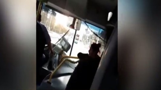 Video: el chofer que atrapó a una punguista en el colectivo