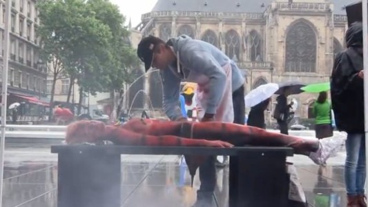 Un grupo de veganos hizo un "asado humano" en París para protestar por el consumo de carne