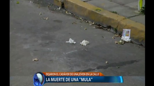 Tiran desde un auto el cadáver de una joven en una calle de Villa Devoto