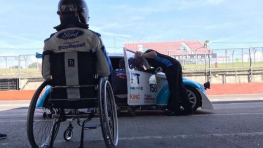 El emocionante regreso a la pista del piloto inglés de Fórmula 4 que perdió ambas piernas