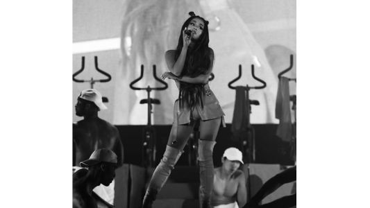 Ariana Grande se despidió de Chile con una caía en pleno show y llega a Buenos Aires