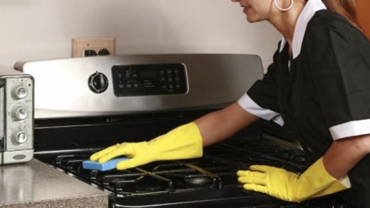 Aumento para empleadas domésticas: debe pagarse un mínimo de $64,40 por hora