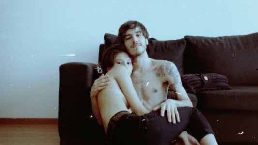 Filmó a su novia, guardó sus audios de WhatsApp durante un año y armó un corto de amor que se viralizó en las redes