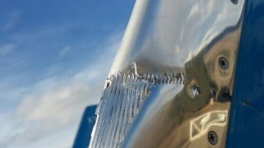 Un avión de Aerolíneas resultó averiado tras rozar una torre de iluminación en San Martín de Los Andes