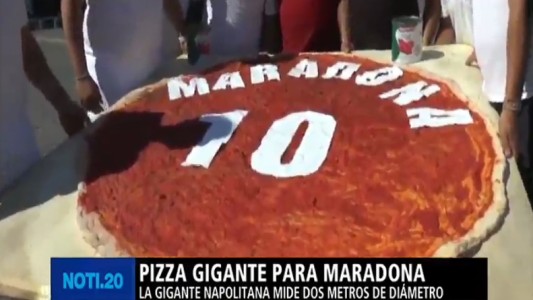 Pizza gigante para Maradona