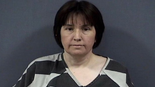 Una madre castiga a su hijo por ser gordo metiéndolo en un auto en llamas