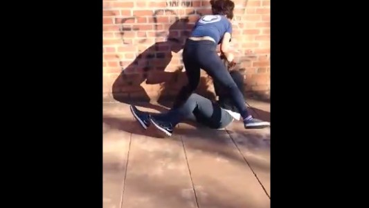 Una alumna atacó a trompadas a otra y la amenazó de muerte: “¿Querés que te meta plomo?”