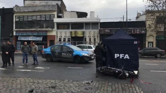 Liniers: un motociclista atropelló y mató a una joven a la salida de un boliche