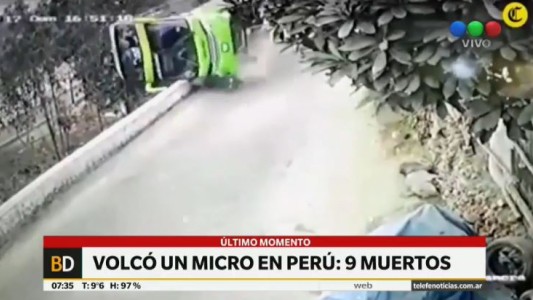 Video impresionante: volcó un micro en Perú