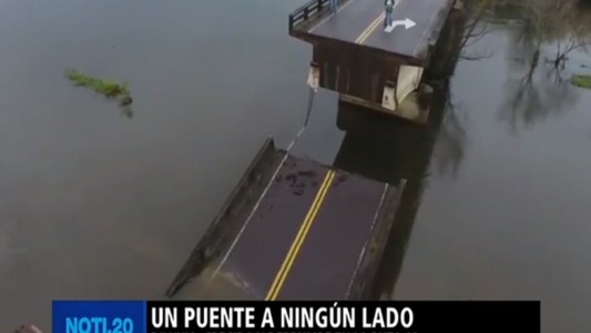 Video impactante: por las inundaciones se derrumbó un puente en una ruta de Corrientes