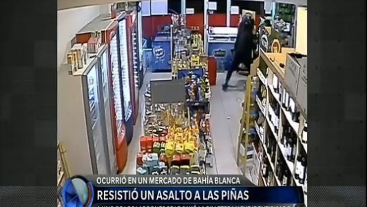 Enfrentó a dos ladrones a las piñas
