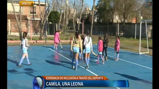 Camilia, una leona que enseña hockey para "sacar a los chicos de la calle"
