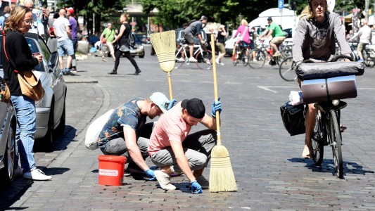 G20: tras los incidentes, una mujer convocó a limpiar la ciudad de Hamburgo y se sumaron miles de vecinos