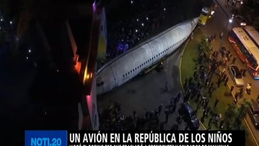 Un avión en la República de los Niños