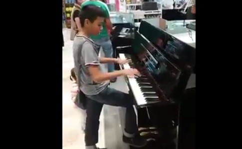 #EsViral La campaña de una tienda mexicana para encontrar al niño pianista