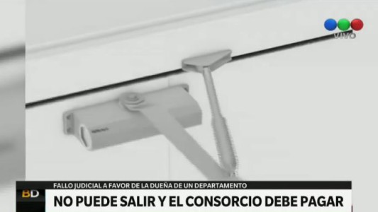 Un consorcio debe pagarle a una vecina a la que le costaba abrir la puerta