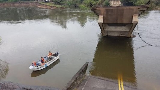 Un auto cayó al río en Corrientes porque no vio el puente derrumbado