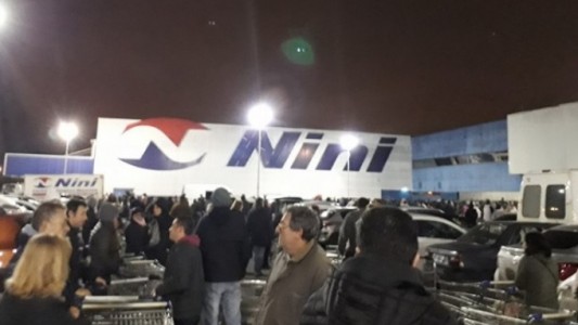 Largas colas en supermercados por un banco que ofrece descuentos de 50%