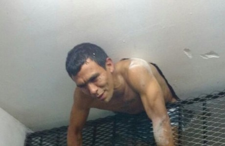 El frustrado intento de fuga de un preso que quedó atrapado entre las rejas
