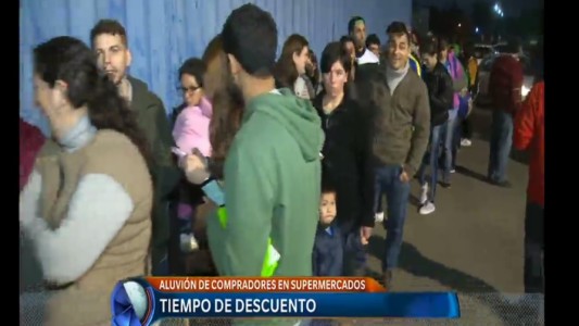 Aluvión de compras: colas, forcejeos y clientes "encerrados"