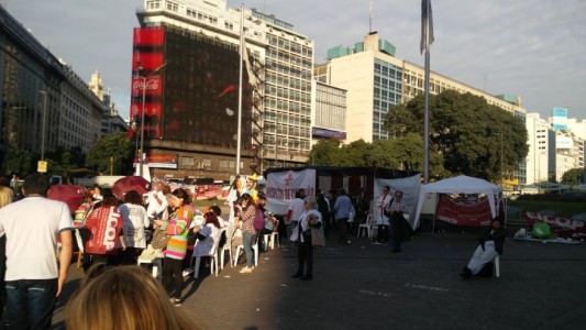 Médicos bonaerenses instalaron una carpa sanitaria en el Obelisco