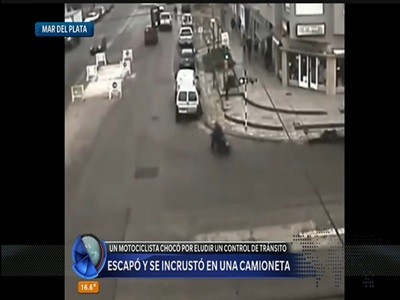 Escape en moto, choque y captura