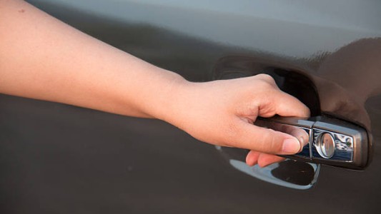 Exculparon a un hombre por las lesiones de su expareja, quien quiso subirse al auto en movimiento