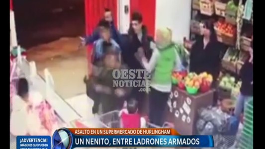 Un nene quedó en medio de los ladrones en un asalto