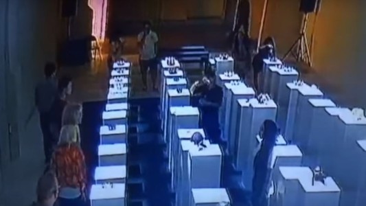 Por sacarse una selfie arruinó una exposición de arte y destruyó tres obras valuadas en 200 mil dólares