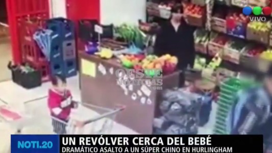 Video: Un bebito quedó en medio de un asalto en un supermercado chino