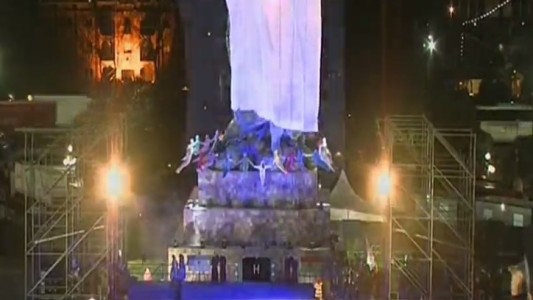 Estatuas: Juana Azurduy vs. Colón