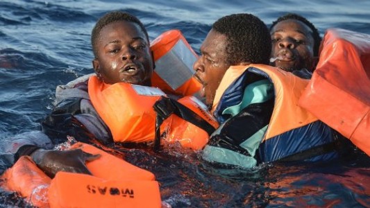 "La nave del odio": grupo de ultraderecha alquiló un barco para "hundir" embarcaciones de migrantes en el Mediterráneo