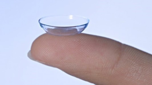 Médicos encontraron 27 lentes de contacto en el ojo de una mujer