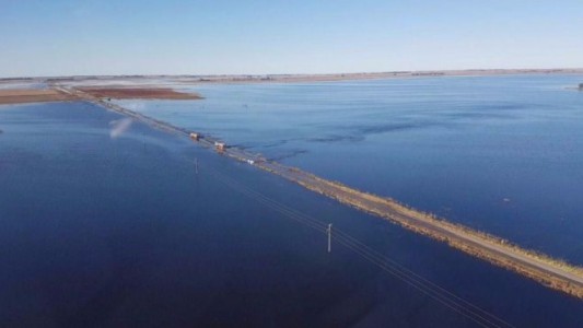 Quiso evadir un control de Gendarmería y terminó hundido en una laguna