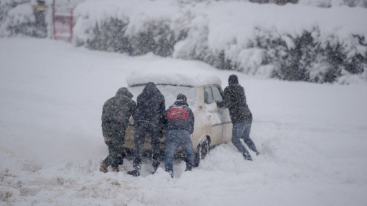 Neuquén: alojaron a familias varadas en un polideportivo, una escuela y un albergue transitorio