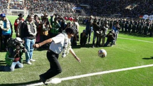 Gol en contra: Evo Morales le pegó un pelotazo a un militar durante la inauguración de un estadio