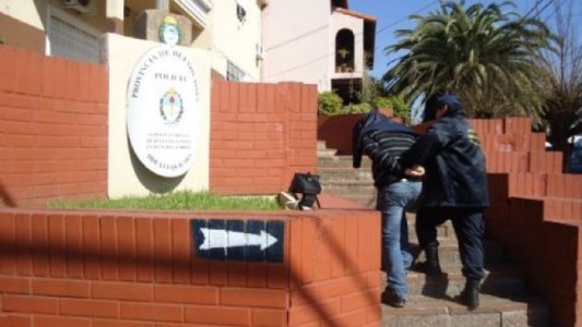 Detienen a un subcomisario de la bonaerense por ingresar a la fuerza en una casa en Berazategui
