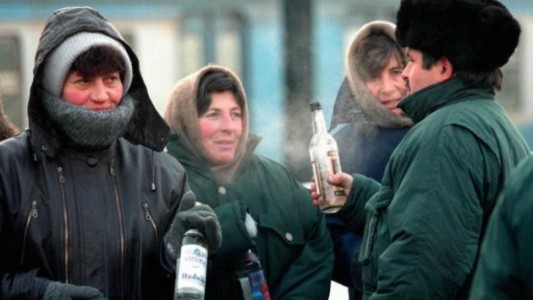 Rusia analiza prohibir la venta de alcohol los fines de semana y estalló la polémica