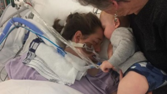 Conmovedor: un bebé le da el último beso a su mamá antes de ser desconectada del soporte vital