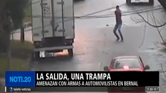 Amenazan con armas a automovilistas en Bernal