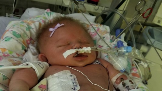 Murió una recién nacida al contraer meningitis: creen que la contagiaron con un beso